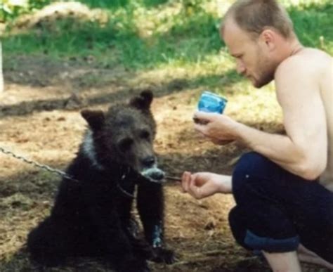 Sergey Grigoriyev con el oso que crió cuando era pequeño