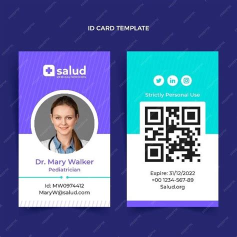 Doctor mostrando su credencial de identificación en un entorno profesional o médico