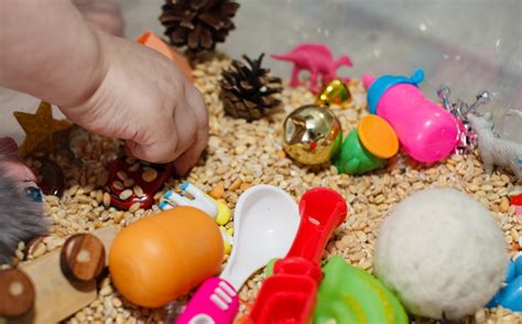 Niños explorando objetos con diferentes texturas