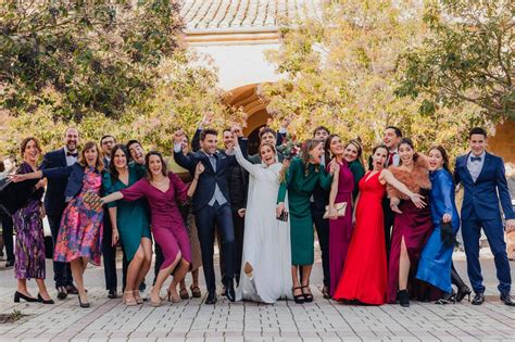 Familiares celebrando en una boda con niños felices jugando
