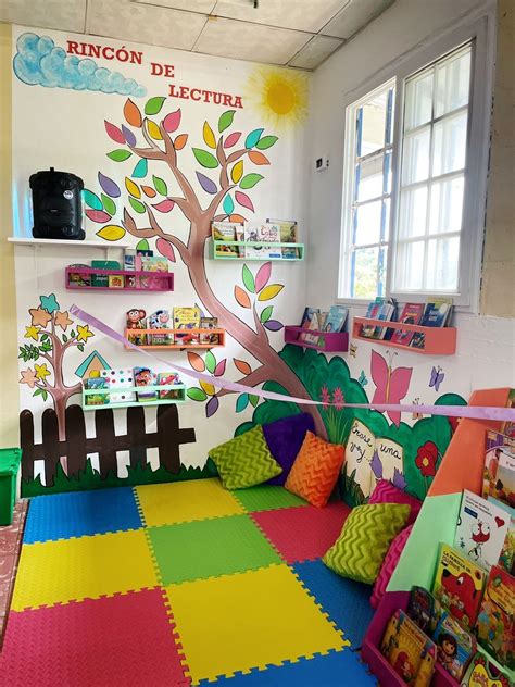Ejemplo de un rincón infantil bien equipado y decorado en una boda