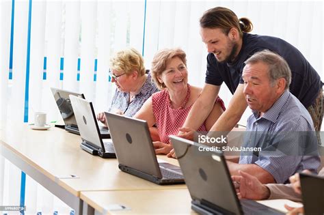 Foto de grupo de adultos mayores aprendiendo computación en Arica