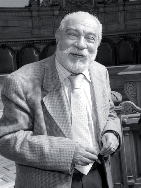 Retrato de Enrique Cury Urzúa con indumentaria académica