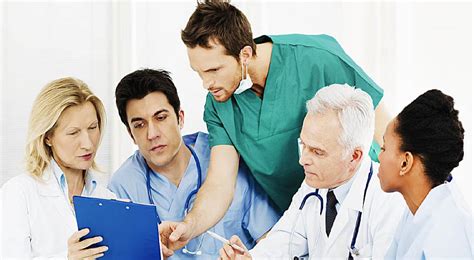 Equipo multidisciplinario trabajando en el tratamiento del TDAH
