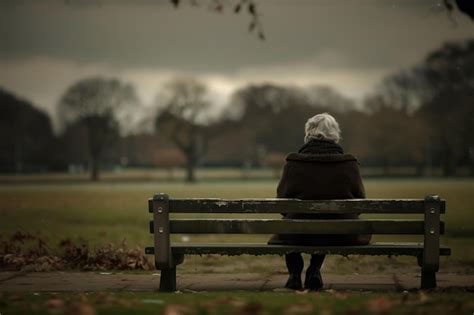 Fotografía: Persona mayor en soledad reflexionando