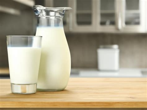 Vaso de leche y un adulto mayor sonriendo