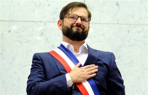 Foto del Presidente de Chile Gabriel Boric junto a niños y niñas en el acto de firma de la Política Nacional de la Niñez.