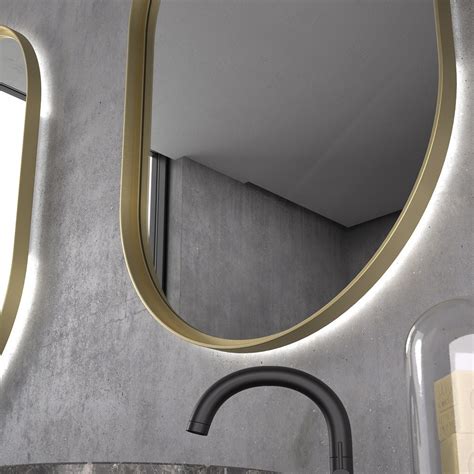 Espejo ovalado de estilo clásico con marco metálico