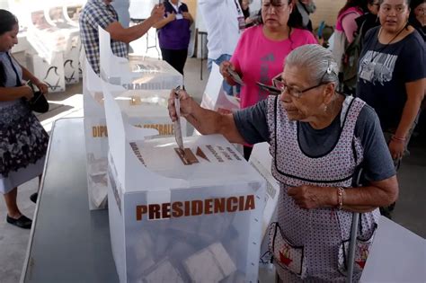 Personas ejerciendo su derecho al voto