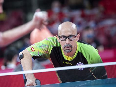 Cristian Dettoni jugando tenis de mesa en un partido paralímpico