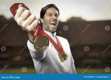 Cristian Dettoni sonriendo con una medalla
