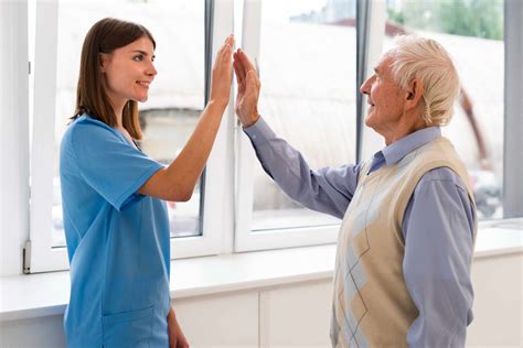 Foto temática: personal de enfermería y gerocultores interactuando con adultos mayores en un ambiente de residencia