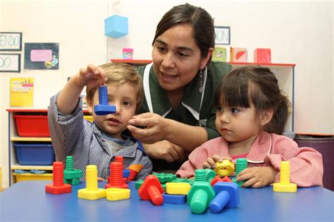 Foto de niños en un jardín infantil interactuando con especialistas