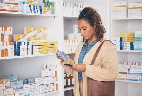 Foto de una farmacia con personas mayores comprando