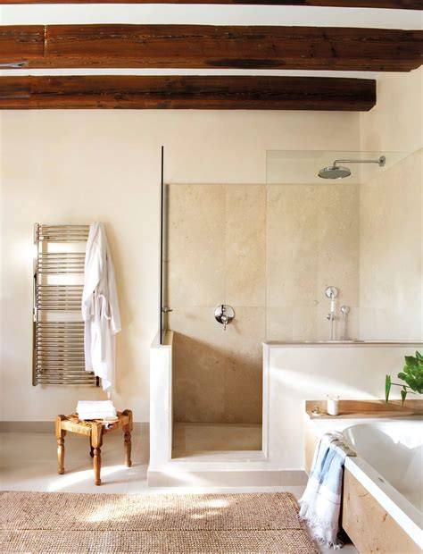 Imagen: Comparativa entre bañera con puerta y ducha a ras de suelo