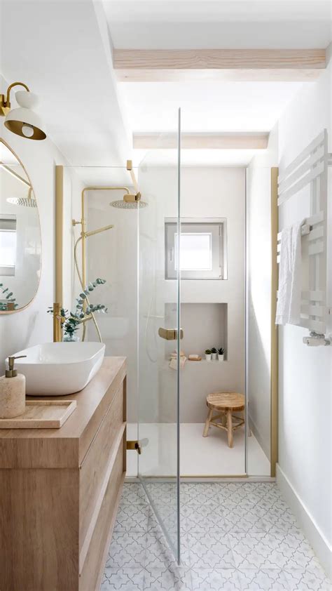 Imagen: Baño pequeño con lavabo sin pedestal, barras de apoyo y ducha con asiento