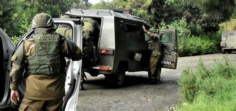 Vehículos policiales en una carretera rural de la macrozona sur