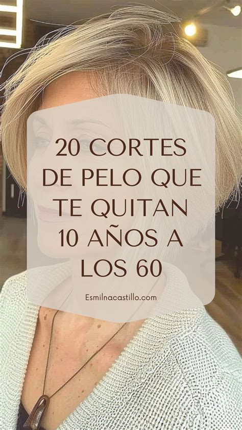 Mujer mayor con cabello corto caoba luciendo accesorios elegantes