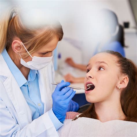 Ilustración de un dentista realizando una revisión dental a un adulto mayor en su hogar.