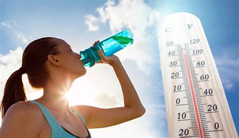 Foto de una persona mayor sintiéndose incómoda por el calor