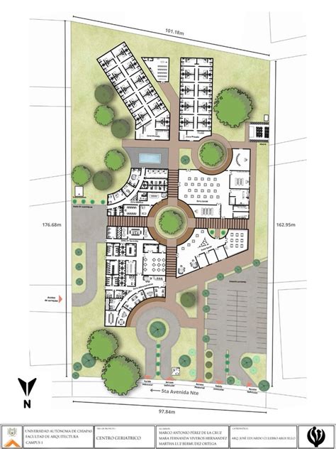 Planta arquitectónica detallada del Centro del Adulto Mayor, mostrando la división de franjas y el patio central