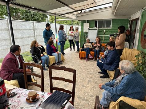 Foto de reunión del club de adulto mayor en Altovalsol, con integrantes y familiares alrededor