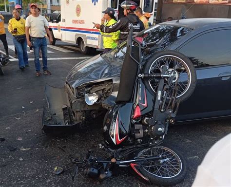 Esquema de un accidente de tránsito con un microbús y un peatón en una carretera rural.