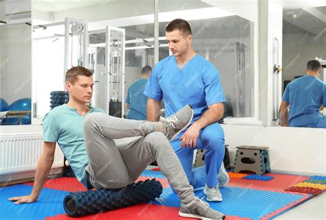 Paciente realizando ejercicios de rehabilitación de rodilla con ayuda de un fisioterapeuta