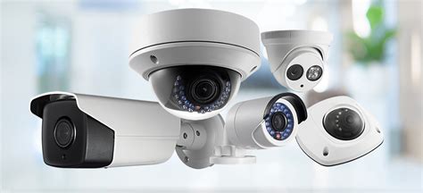 Imagen de una calle con cámaras de seguridad supervisando el área