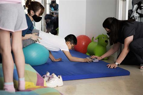 Equipo médico evaluando el neurodesarrollo de un niño con parálisis cerebral