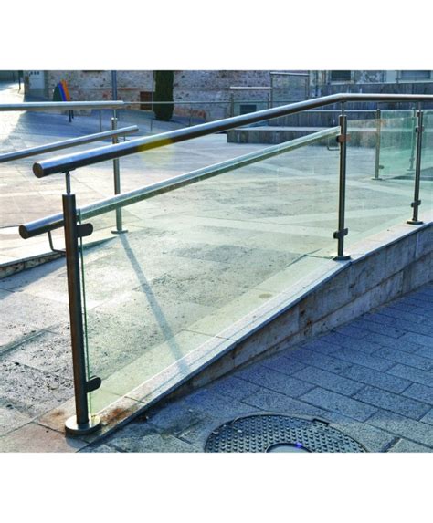 Foto de una rampa accesible moderna con doble pasamanos y superficie antideslizante