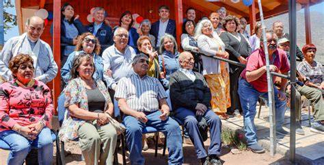 Foto de una sede de club de adulto mayor con daños en el techo o entrada.