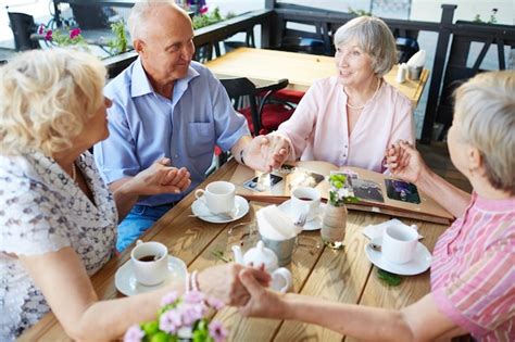foto de adultos mayores compartiendo una comida en un comedor agradable