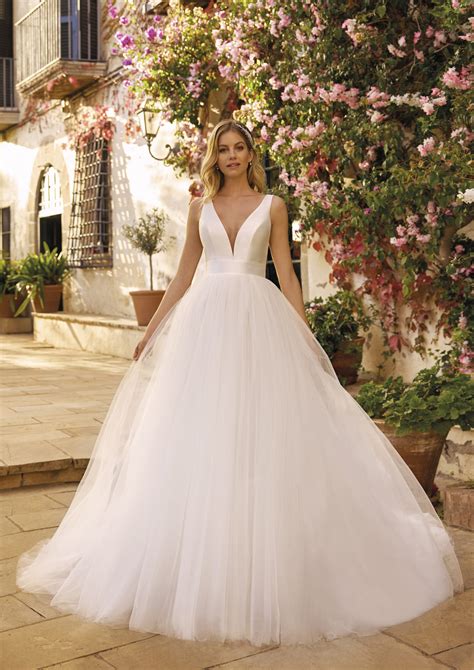 Amelia radiante con un vestido de novia blanco, sonriendo feliz.