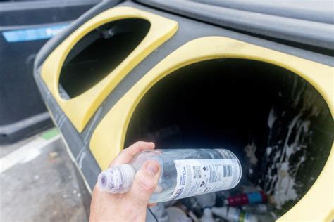 anciana italiana multada por tirar basura en contenedor equivocado