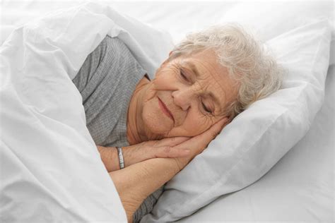 Imagen ilustrativa de un adulto mayor durmiendo plácidamente