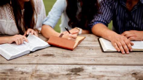 Anciano Testigo de Jehová estudiando la Biblia en familia