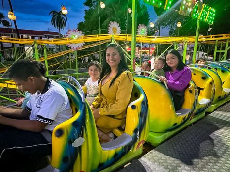 Niños y niñas disfrutando de juegos mecánicos
