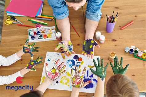 Padres y niños realizando actividades educativas en casa