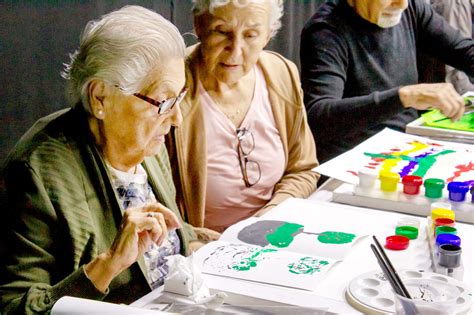Foto de personas mayores pintando en un taller de arte