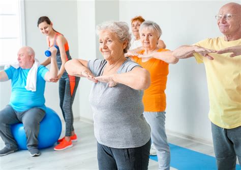 Personas mayores participando en un taller de gimnasia mental