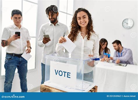 Imagen de ciudadanos votando en un centro electoral canadiense, mostrando la diversidad de la población.
