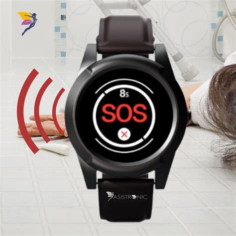 Foto de un reloj inteligente con función SOS y GPS en la muñeca de un adulto mayor