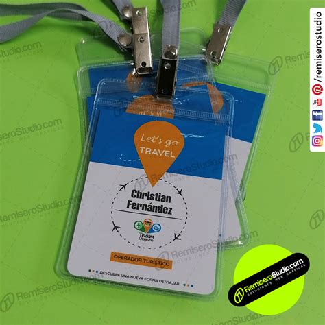 Diversos tipos de credenciales personalizadas con diferentes diseños y accesorios.
