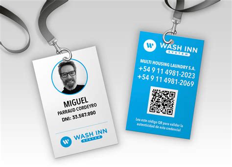 Diseño de credencial con foto, nombre, cargo y logo de empresa.