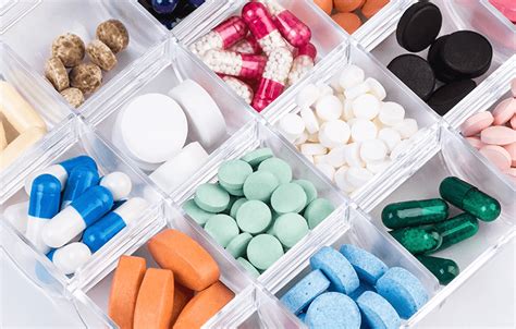 Diversos tipos de pastilleros y organizadores de medicamentos.