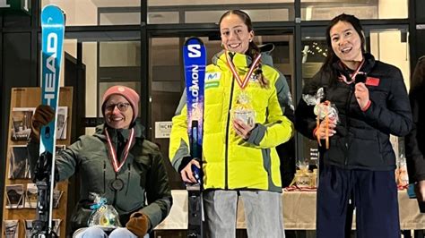 Atleta Audrey Pascual en acción durante una competición de esquí alpino paralímpico
