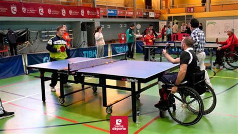 Grupo de jóvenes con discapacidad participando en actividades deportivas adaptadas