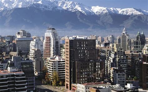 Infografía mostrando el crecimiento de oficinas en el sector oriente de Santiago