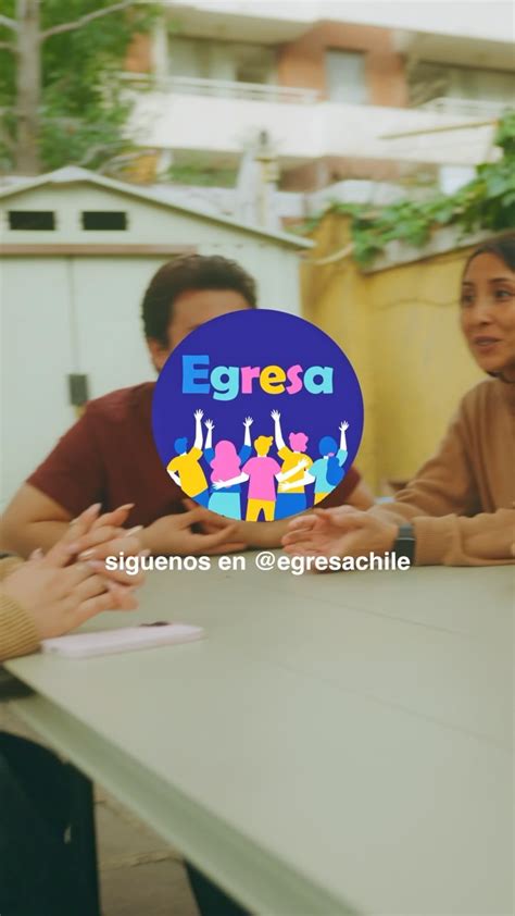 Fotografía de Catalina en un evento de Red Egresa, interactuando con jóvenes ex-SENAME